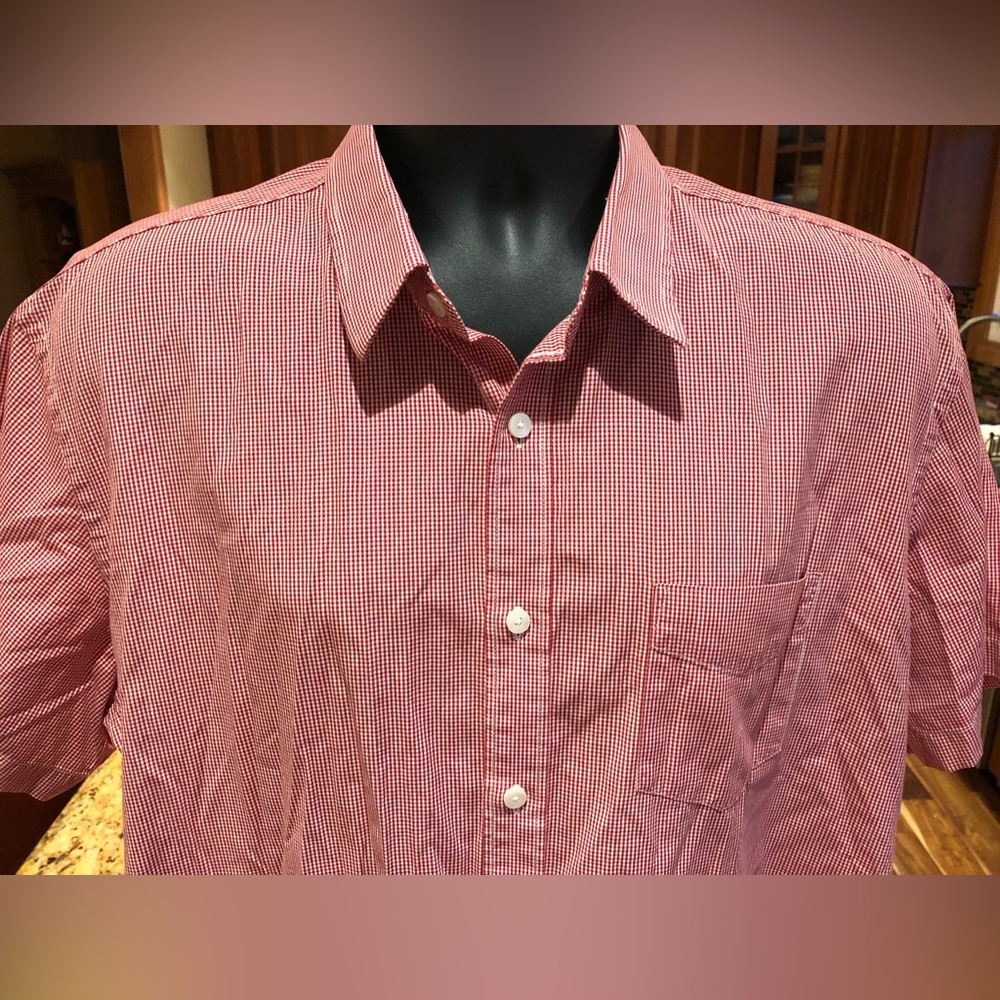 UNTUCKit men’s button front short sleeve shirt. Sharp red gingham plaid. NWOT